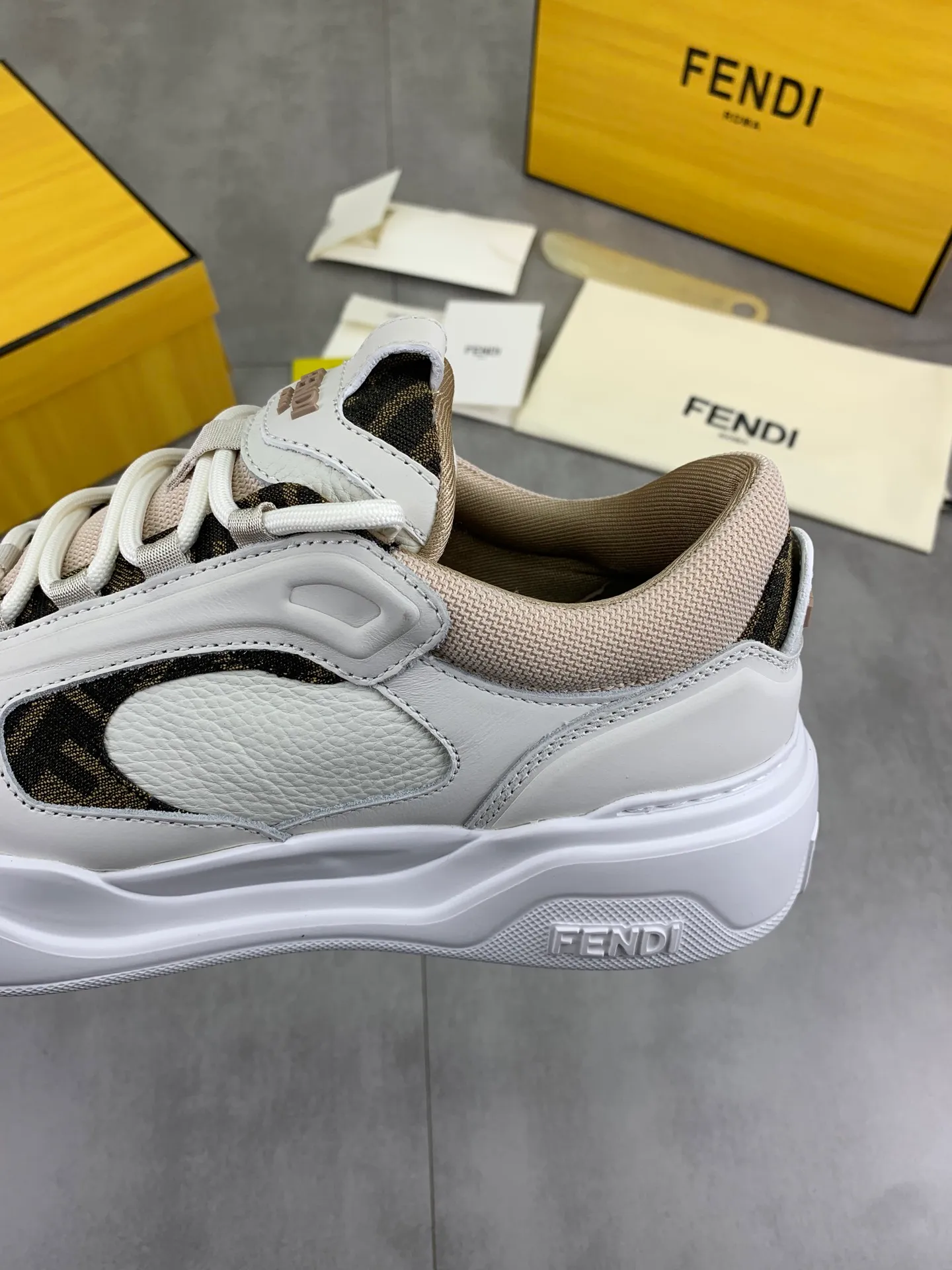 Men's men's shoes 💰P760 new style 💰💎💎💎 summer hot style [FENDI Fendi] top version 🆕New sneakers, wavy soles engraved with original words. Embossed Fendi Flow lettering on the heel. The upper is made of high-end calfskin and breathable materials. Original lining with tone-on-tone details decorated with innovative handcrafting techniques. Ultra-light and wear-resistant TPU and IP foam soles, overall lightweight and comfortable. Size:39-44 (38 45 can be customized)